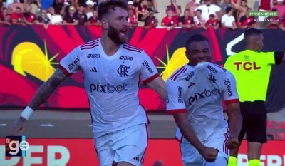 Com arbitragem polêmica e campo ruim, Flamengo joga mal, mas vence Atlético-GO com gol no fim
