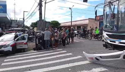 Motorista avança sinal vermelho, é atingido por ônibus e veículo capota em João Pessoa