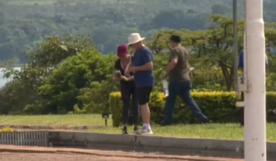 Lula faz caminhada, alimenta peixes e joga bola no Palácio do Alvorada