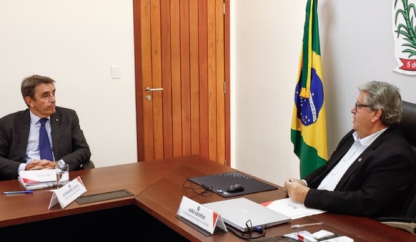 João Azevêdo apresenta potencialidades e oportunidades de investimentos a embaixador da Itália