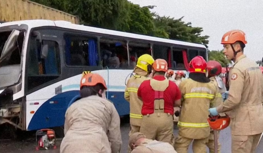 Acidente entre ônibus e caminhão deixa um morto e mais de 25 feridos na Grande João Pessoa