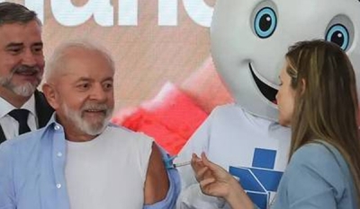 Lula é vacinado contra gripe no Planalto: &#039;Não precisa ter medo&#039;