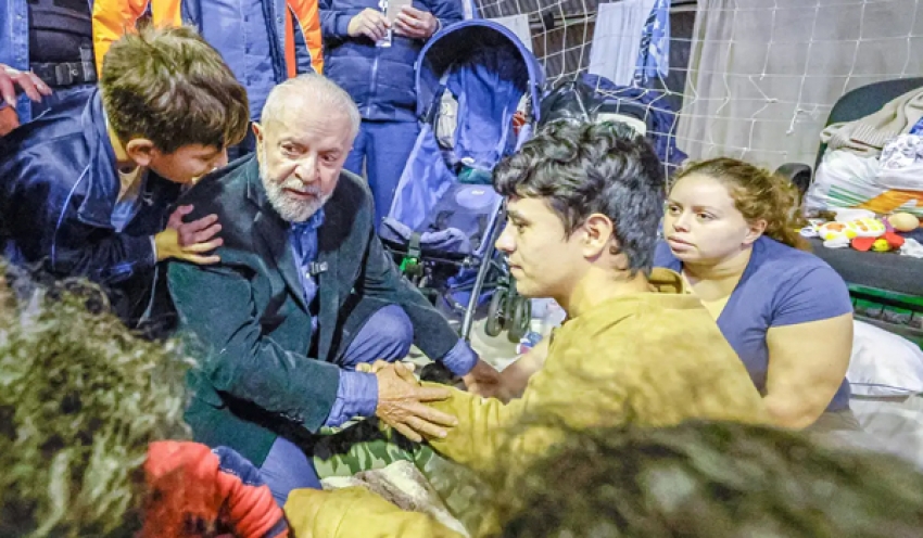 Lula se compromete a garantir moradia para quem perdeu casa no RS