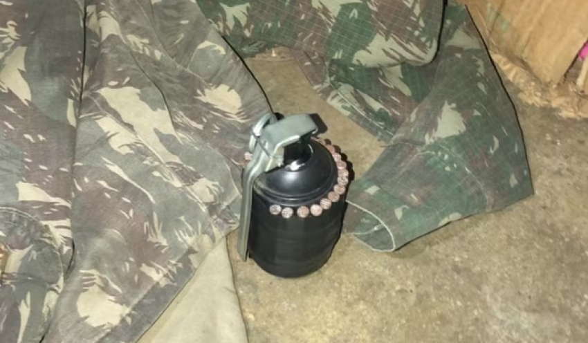 Granada é encontrada dentro de casa durante operação policial, em Bayeux
