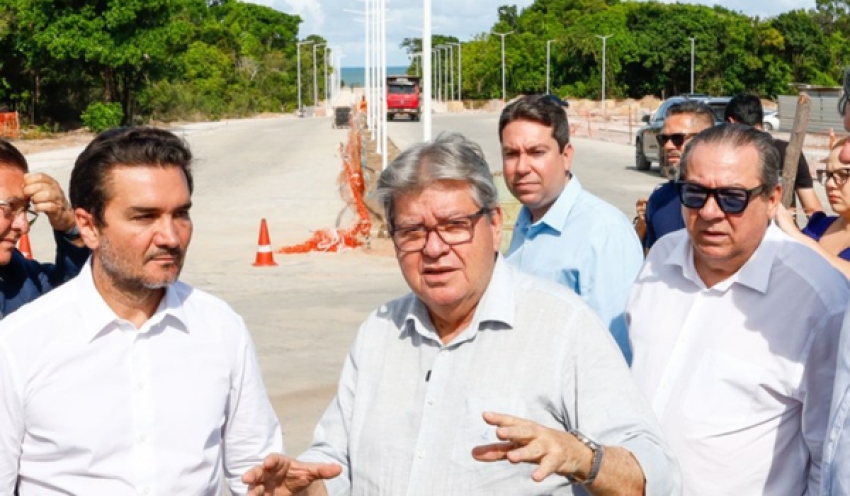 João Azevêdo e ministro Celso Sabino acompanham obras no Polo Turístico Cabo Branco e destacam bom momento do turismo na Paraíba