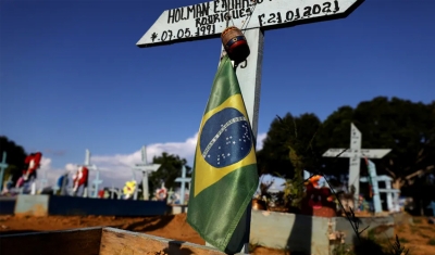 Após 3 anos da 1ª morte, Brasil chega à marca de 700 mil vítimas da Covid