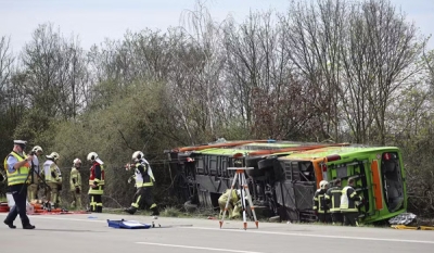 Ônibus turístico capota em estrada na Alemanha, e cinco morrem