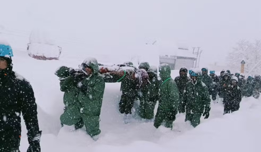 Mais de 50 pessoas ficam presas após avalanche no Himalaia indiano