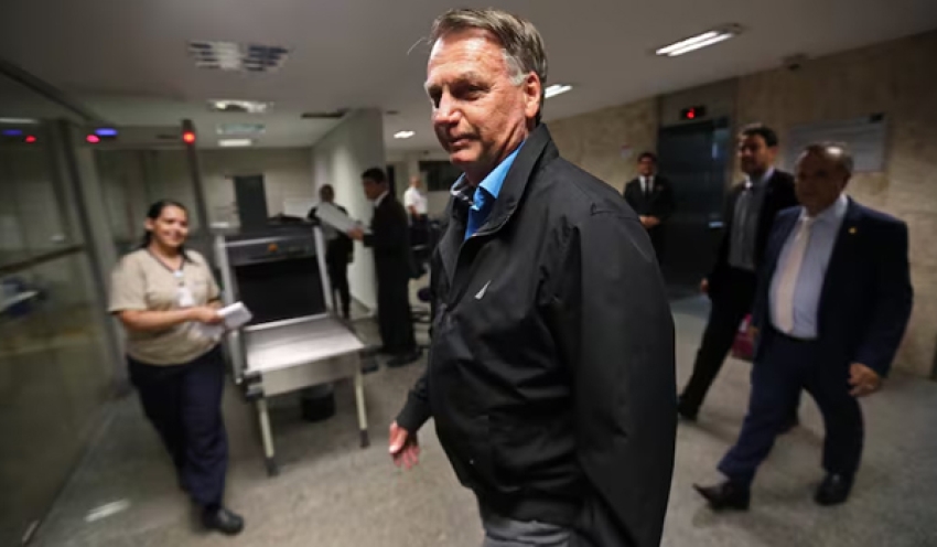 Bolsonaro diz que PT quer renascer com fim da escala 6x1 e sugere ‘jogar abacaxi’ para Lula