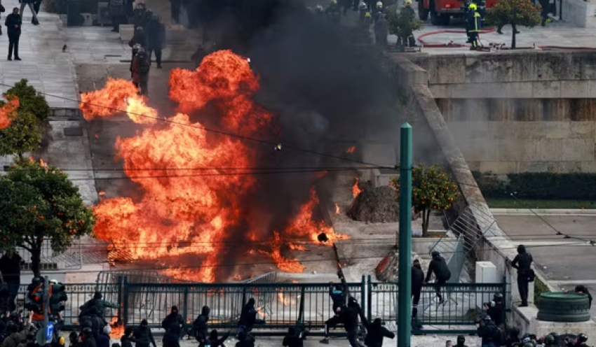 Manifestantes atiram coquetéis molotov contra polícia em frente ao Parlamento grego