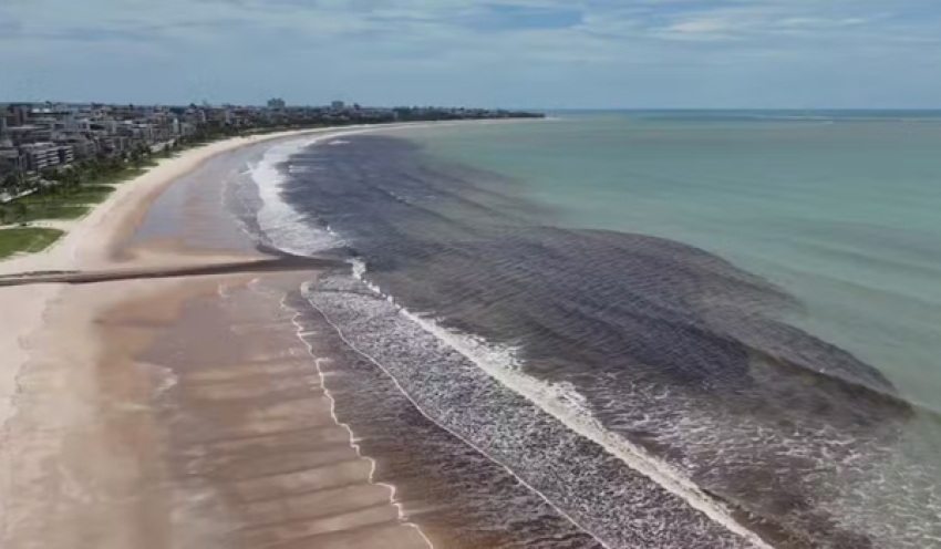 Mancha escura invade mar na Grande João Pessoa