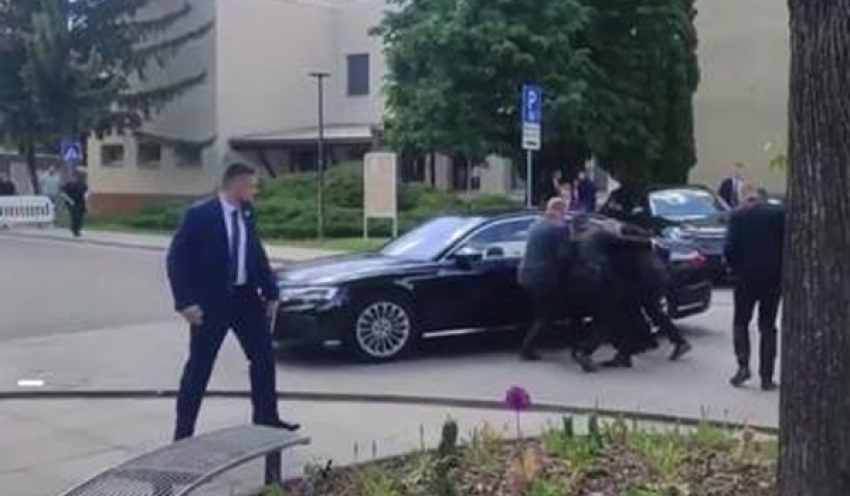 Robert Fico, primeiro-ministro da Eslováquia, é baleado na rua; estado de saúde é crítico, com risco de vida