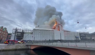 Incêndio destrói prédio da Antiga Bolsa de Copenhague, um dos marcos da cidade