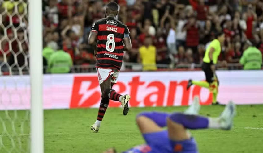 Sob protestos e vaias a Tite, Flamengo marca no finalzinho e bate o Athletico no Maracanã