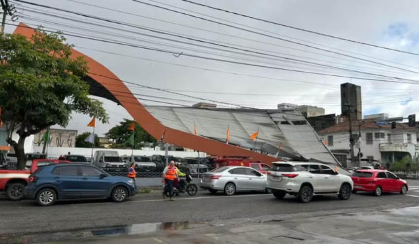 Teto de locadora de veículos desaba em Campina Grande