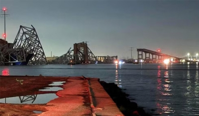 Ponte desmorona após ser atingida por navio nos EUA; equipes procuram pelo menos 7 pessoas na água