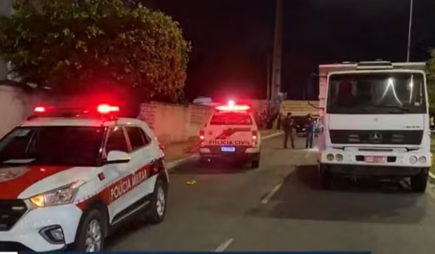 Motociclista morre após se desequilibrar e ser atropelado por caminhão, em João Pessoa