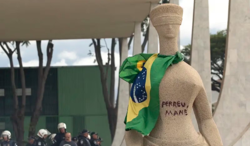 Moraes vota para condenar a 14 anos de prisão mulher que pichou ‘Perdeu, Mané’ na estátua da Justiça