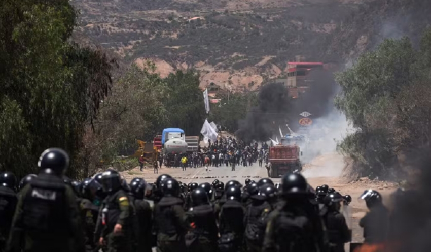 Armados, apoiadores de Evo Morales ocupam quartel e mantém 20 militares reféns na Bolívia