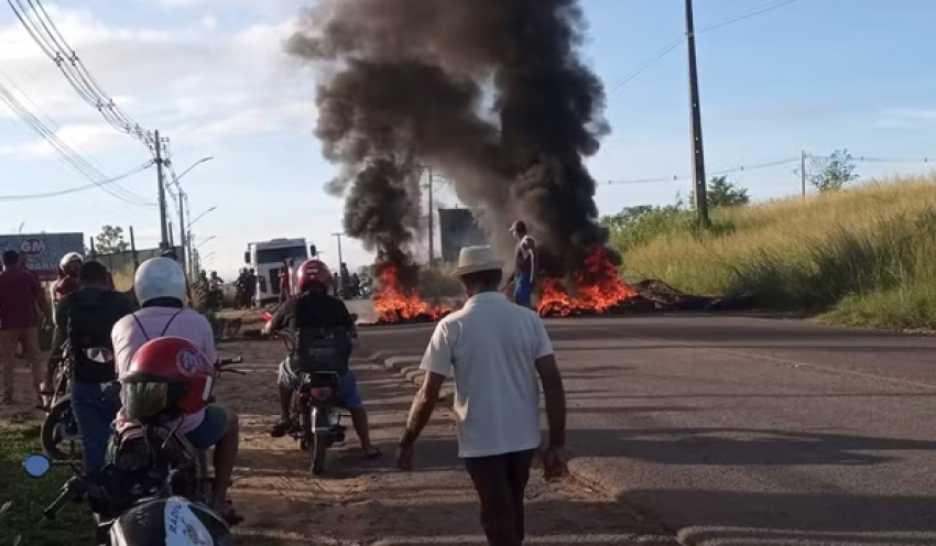Moradores de Guarabira, na Paraíba, colocam fogo em pneus e fecham a PB-073 em protesto