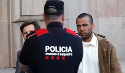 Três dias após ser solto, Daniel Alves se apresenta pela primeira vez ao tribunal