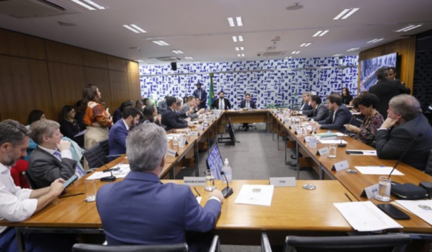 Governo e oposição divergem sobre as investigações de fraudes no INSS