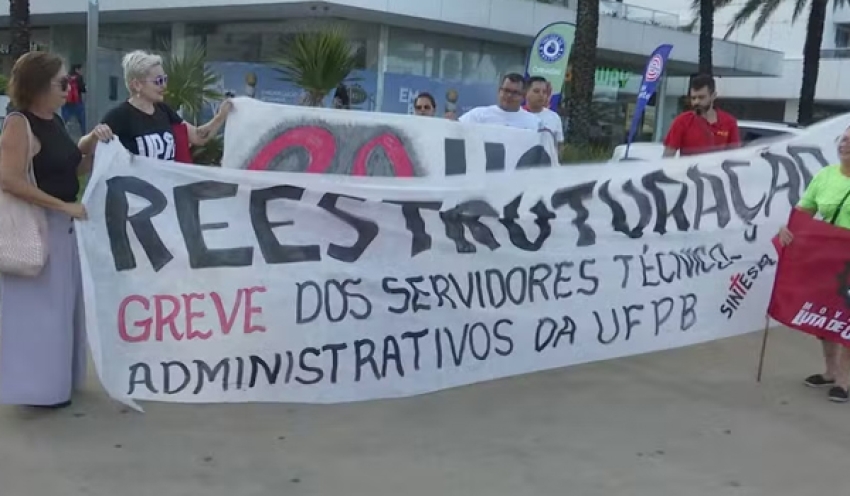 Ato de servidores da UFPB marca 1º de maio em João Pessoa