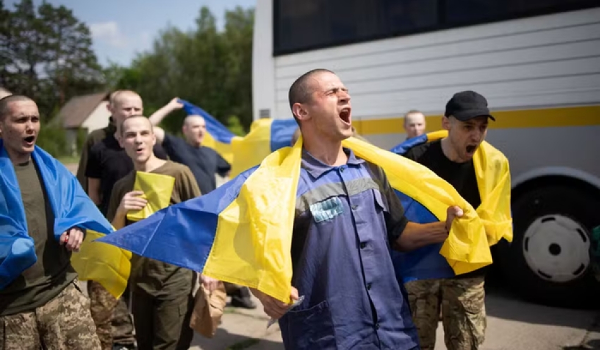 Rússia e Ucrânia trocam prisioneiros de guerra jovens e feridos