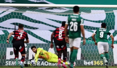 Rossi pega pênalti, Flamengo vence Palmeiras e encosta na liderança do Brasileirão