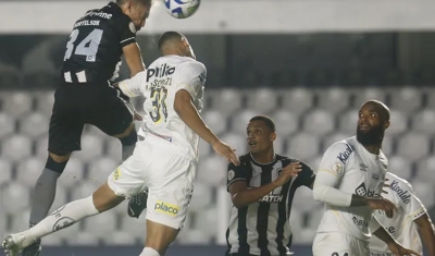 Com dois gols no fim, líder Botafogo arranca empate heroico do Santos