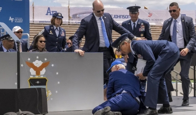 Joe Biden tropeça e cai em cerimônia na academia da Força Aérea dos EUA