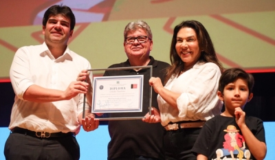 João Azevêdo participa de entrega de Título de Cidadania Paraibana a Maurício de Sousa