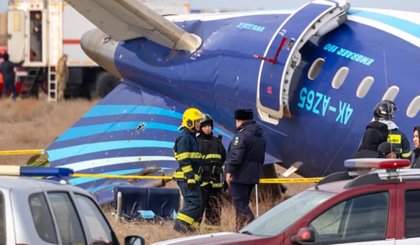 Queda de avião da Embraer no Cazaquistão foi causada por sistema de defesa russo, diz agência