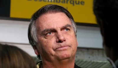 Bolsonaro vai a aeroporto e afirma estar ‘abalado’ por não poder ir à posse de Trump