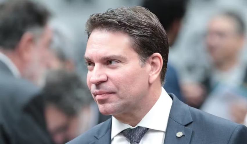 Moraes determina suspensão parcial de ação contra Ramagem; decisão afeta dois dos cinco crimes