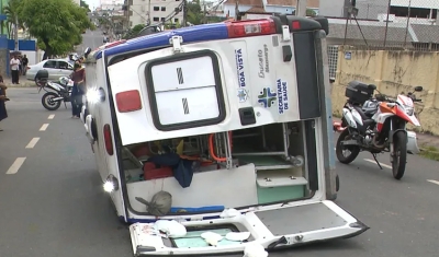 Ambulância do Samu bate em carro deixando quatro pessoas feridas, de Campina Grande