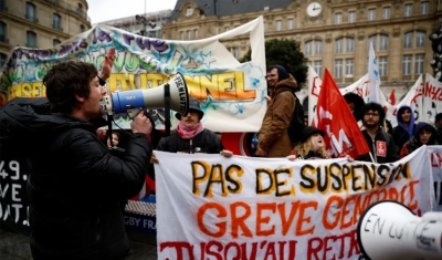 Após aval de Conselho Constitucional, Macron promulga reforma da Previdência na França