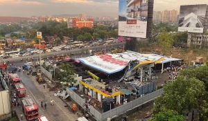 Outdoor gigante despenca por conta de chuva forte em Mumbai, na Índia, mata 8 e deixa 40 presos em ferragens