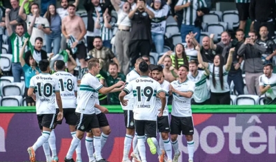 Coritiba vence o Athletico no clássico e quebra jejum no Brasileirão