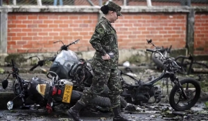 Colômbia vive onda de violência com série de atentados coordenados e ataques armados