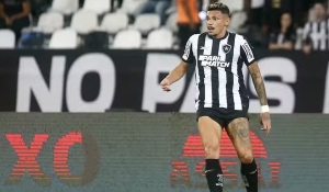 Botafogo bate o Atlético-GO e vence a primeira com Artur Jorge