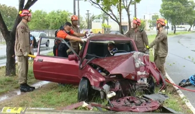 Carro bate de frente e derruba poste na Avenida Hilton Souto Maior, em João Pessoa