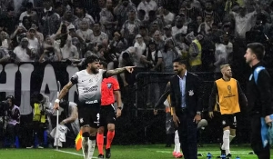 Corinthians e Racing empatam em noite de chuva e golaços em Itaquera