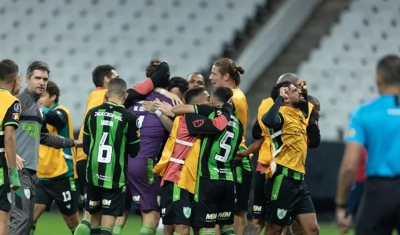 América-MG empata no último lance e, nos pênaltis, vence Bragantino para ir às quartas da Sul-Americana