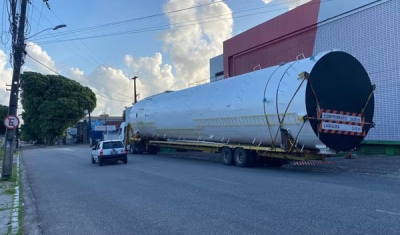 Carreta de grande porte entra em João Pessoa e fica presa em via com árvores no canteiro central