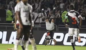 Vasco supera Vitória e deixa a zona de rebaixamento do Brasileirão