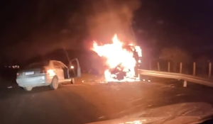 Acidente de carro em Congo, na PB, deixa três homens feridos e um carro completamente incinerado