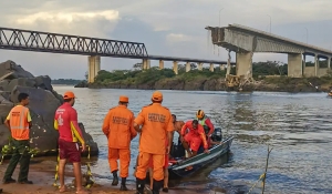 Chega a oito o número de mortes confirmadas após queda de ponte