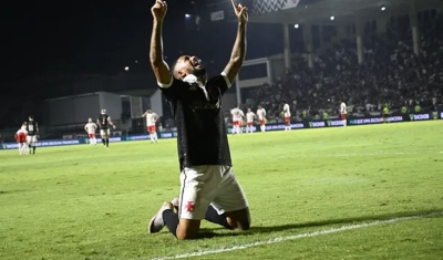 Vasco vence o Bragantino e fica na Série A do Brasileirão