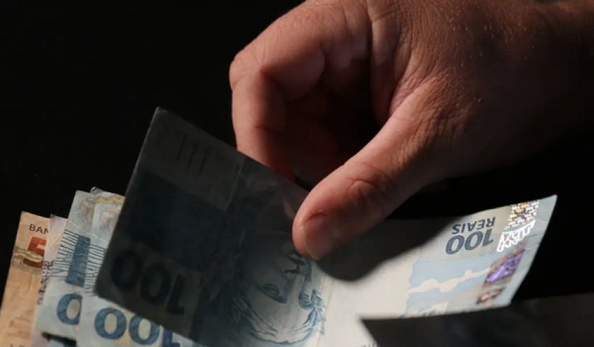 Trabalhadores nascidos em setembro e outubro recebem abono salarial